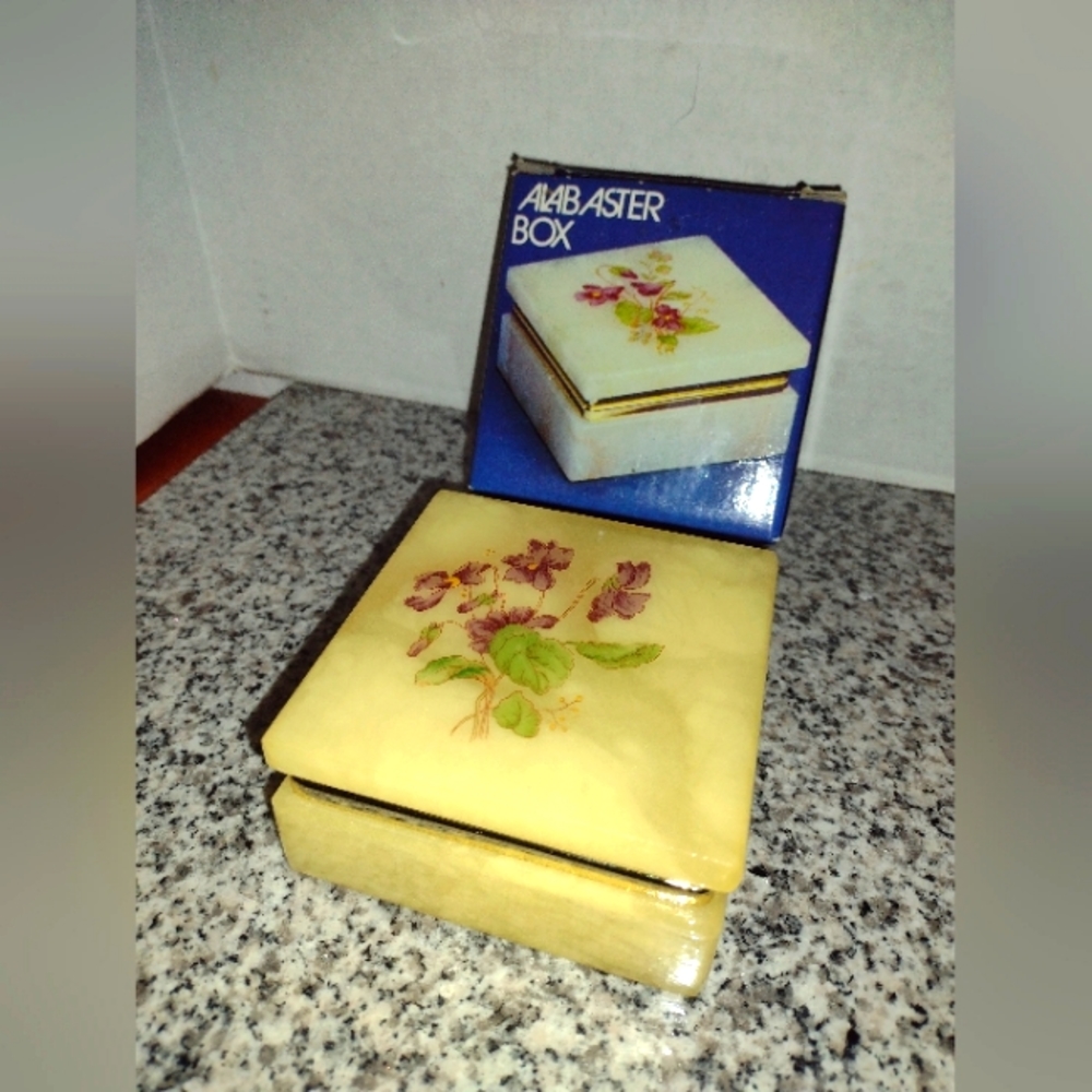 Genuine Alabaster VIOLETS Square Shape Trinket Box. Made in Italy Vntg. 80s NEW.